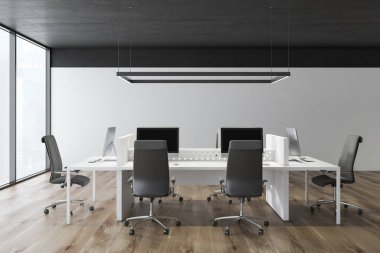 Siyah tavanlı modern açık alan ofisi