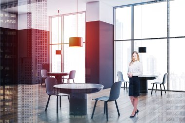 Beyaz ve siyah kafede sarışın kadın