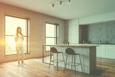 Bar ile beyaz mutfak köşesinde Kadın