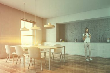 Masa ile beton mutfakta Kadın