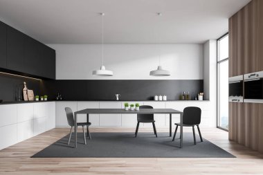 Beyaz ve gri mutfak, ahşap dolap.