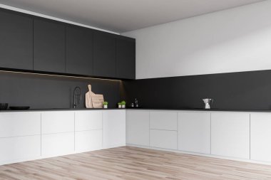 Tezgahlı beyaz ve gri mutfak köşesi