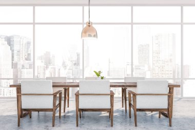 Koyu ahşap masa ile panoramik yemek odası