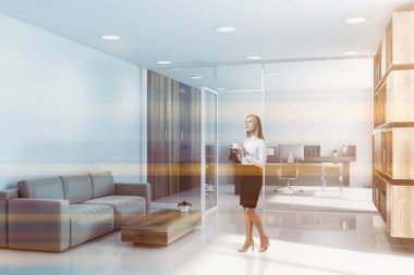 Ceo 'nun ofisinde dinlenen bir kadın.