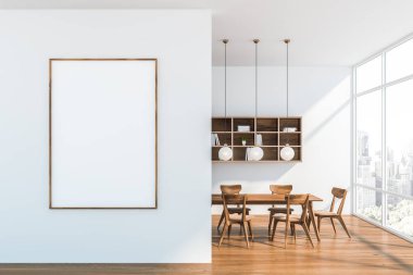 Beyaz yemek odası. Raflar ve posterlerle dolu.