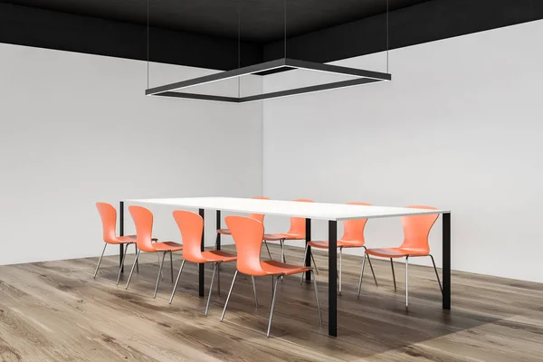 极简主义会议室角落，橙色椅子 — 图库照片