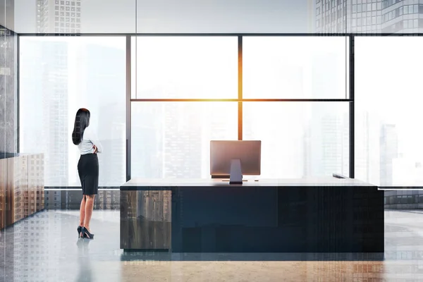Бизнесмен в панорамном офисе генерального директора — стоковое фото