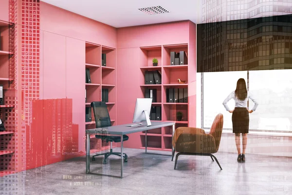 Επιχειρηματίας σε ροζ εσωτερικό γραφείο — Φωτογραφία Αρχείου