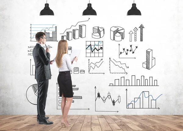 Partner commerciali che studiano infografica e statistica — Foto Stock