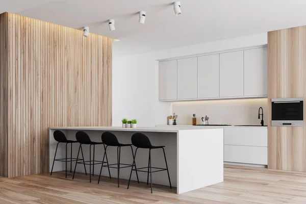 Деревянный и белый кухонный уголок, стойки и бар — стоковое фото