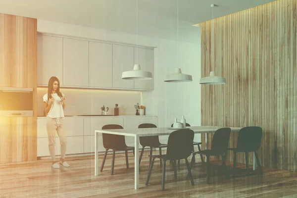 Mujer en cocina de madera con mesa —  Fotos de Stock