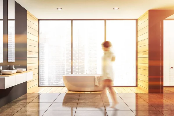 Žena kráčející v černé a dřevěné koupelně — Stock fotografie
