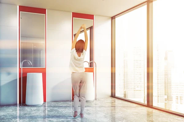 Mujer en baño blanco y rojo con lavamanos —  Fotos de Stock