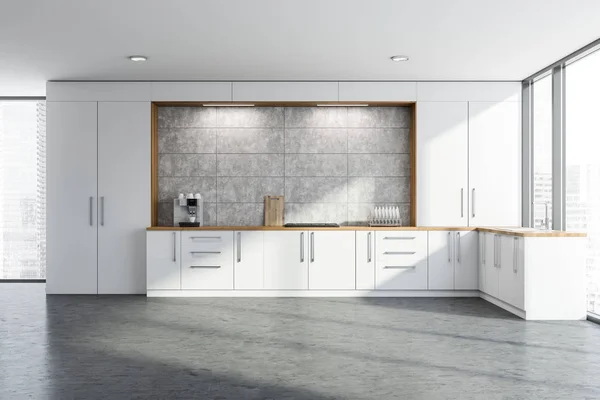 Panoramiczna biała kuchnia z blatami — Zdjęcie stockowe
