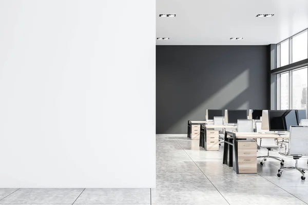 Oficina de espacio abierto gris con simulacro de pared — Foto de Stock