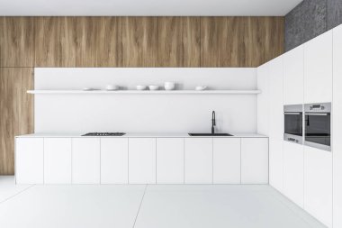 Tezgahı beyaz, ahşap ve beton olan mutfak.