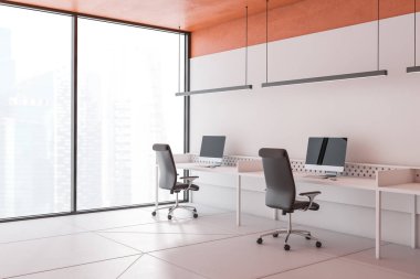 Turuncu tavan açık alan ofis köşesi