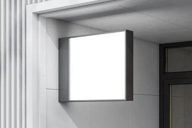 Beyaz bina duvarında kare sahte afiş