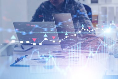 Ofiste bulanık iş adamları, forex grafikleri