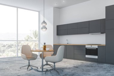 Masa ve bej sandalyeli beyaz mutfak köşesi