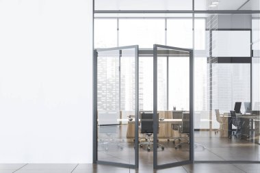 Konferans salonu olan beyaz ofis.