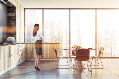 Panoramik mutfağın içindeki kadın.