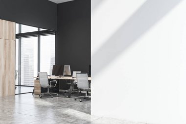Sahte duvarlı gri ofis köşesi