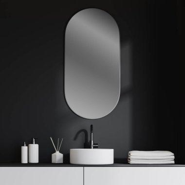 Koyu gri odada banyo lavabo