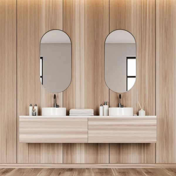 Interior del baño de madera con doble lavabo —  Fotos de Stock