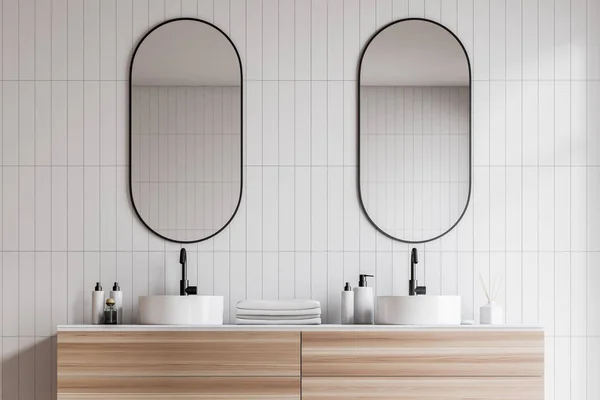Dupla mosogató fehér csempe fürdőszoba belső — Stock Fotó