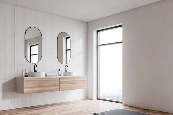 Doppelwaschbecken in Badezimmerecke mit weißen Fliesen — Stockfoto