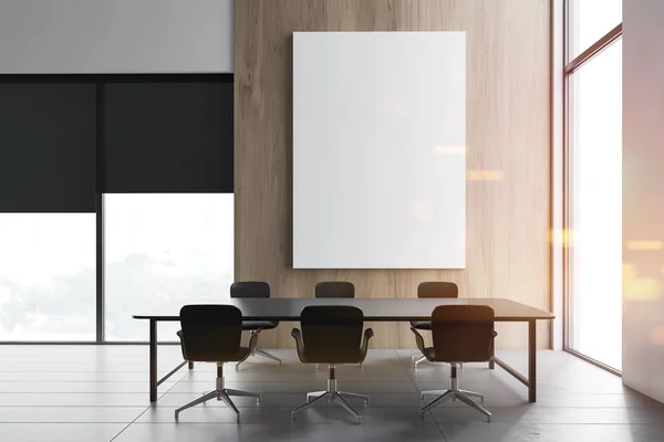 Sala conferenze in legno, sedie nere e poster — Foto Stock