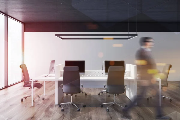 Man går i vitt öppet utrymme kontor — Stockfoto