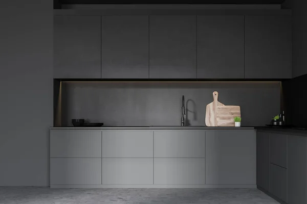 Cozinha cinza escuro com bancadas — Fotografia de Stock