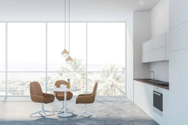 Cucina bianca panoramica con sedie marroni — Foto Stock