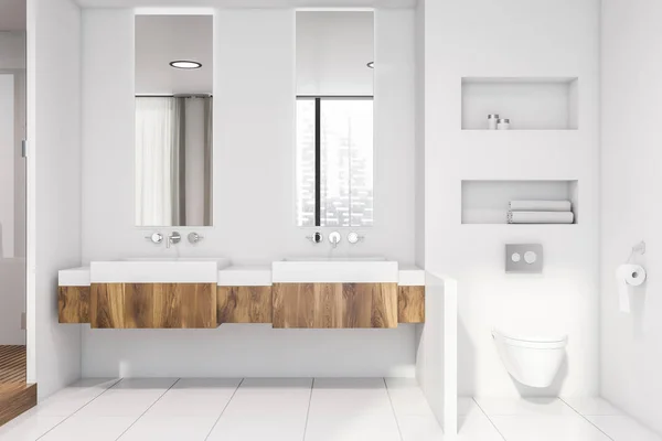 Baño blanco con doble lavabo e inodoro — Foto de Stock