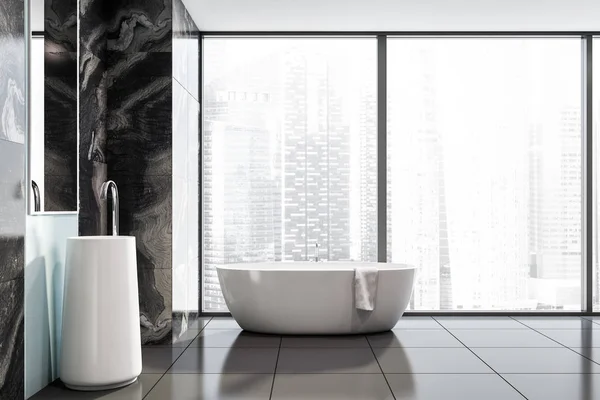Cuarto de baño de mármol negro panorámico, lavabo y bañera —  Fotos de Stock