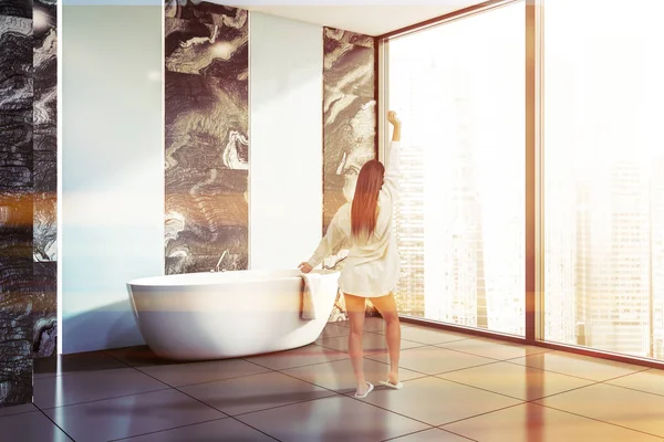 Žena v panoramatické koupelně s vanou — Stock fotografie