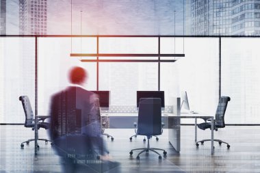 Panoramik açık alan ofisinde işadamı