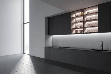 Gri tezgahlı beyaz mutfak köşesi