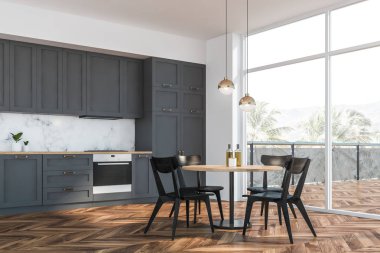 Beyaz ve gri mutfak köşesi, balkon, masa