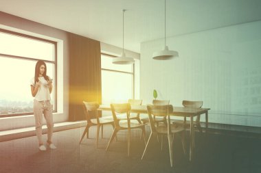 Minimalist beyaz yemek odasında kadın