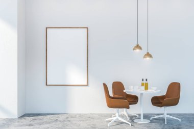 Poster ve kahverengi sandalye ile yemek odası iç