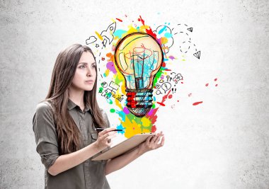 Panosu ve fikri olan kadın