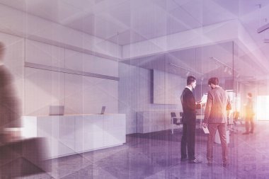 Ofis salonu, resepsiyon ve yönetim kurulu ndaki kişiler