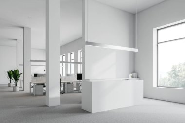 Ofis köşesinde beyaz resepsiyon masası