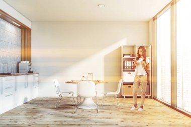 Masa ve kitaplık ile mutfakta Kadın