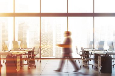 Panoramik ofiste yürüyen işadamı