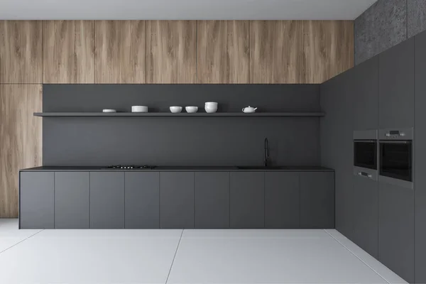 Cozinha cinza, concreta e de madeira com bancadas — Fotografia de Stock