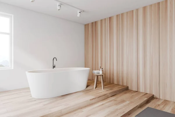 Куточок білої та дерев'яної ванної кімнати, ванна — стокове фото